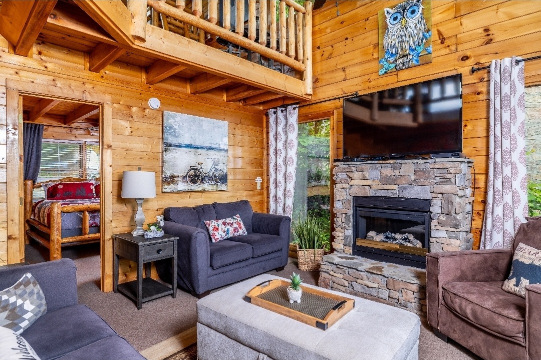 bear-hugs-cabin-mt-sunset-views-hot-tub-pool-table/