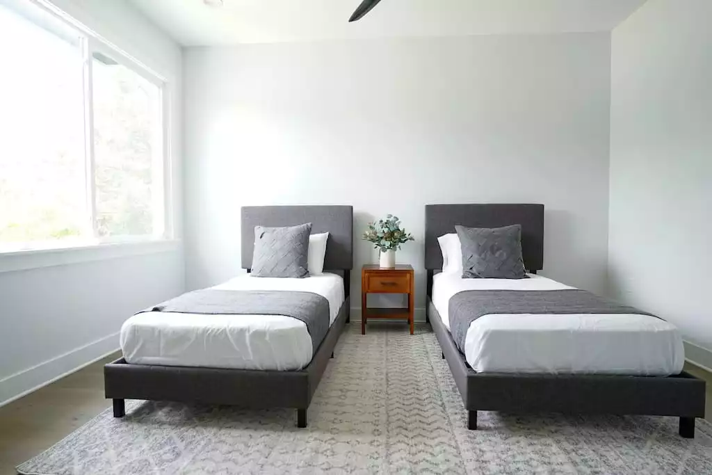 Bedroom 4 - 2 Twin beds, 43" tv, walk-in closet, and ceiling fan. - The Tampa House: New 2021 Modern Stadium Home - Tampa