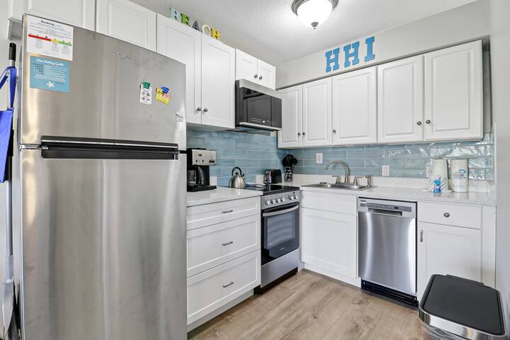 beautiful-ocean-view-pool-at-breakers-unit-220/