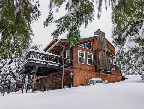 home in the woods w access to lakes, pools, golf