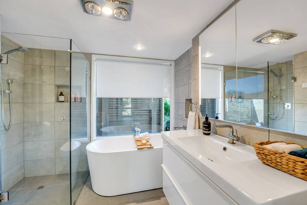 Enjoy quality products and a nice warm towel from the heated rails in this luxurious space - Perfect Adelaide Escape-15 mins to City & Wineries - Adelaide South Australia