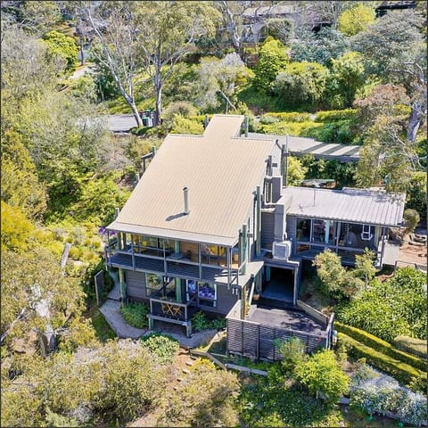 Welcome to Parvatii Adelaide Hills - your private luxury escape just 15 mins from the CBD. Immersed in nature with abundant birdlife and incredible views.