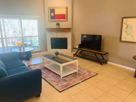 Amazing House North of Austin : Shopping+King Bed