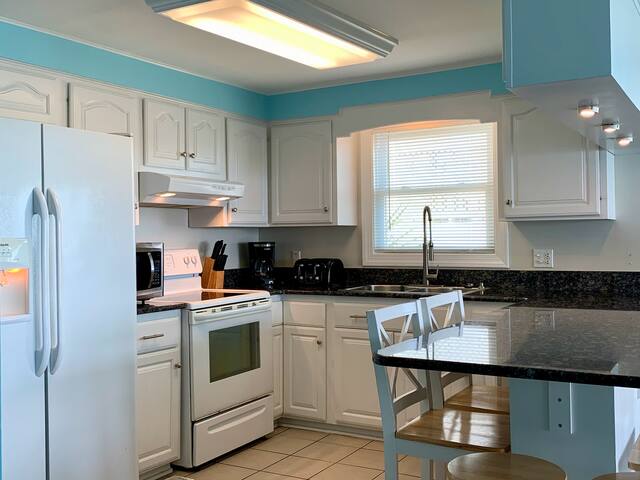 Oceanfront 3BR Kure House-wifi, swing, huge deck
