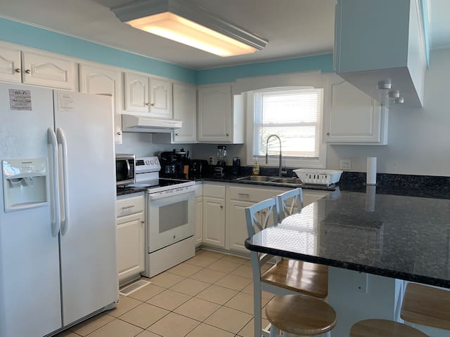 Oceanfront 3BR Kure House-wifi, swing, huge deck