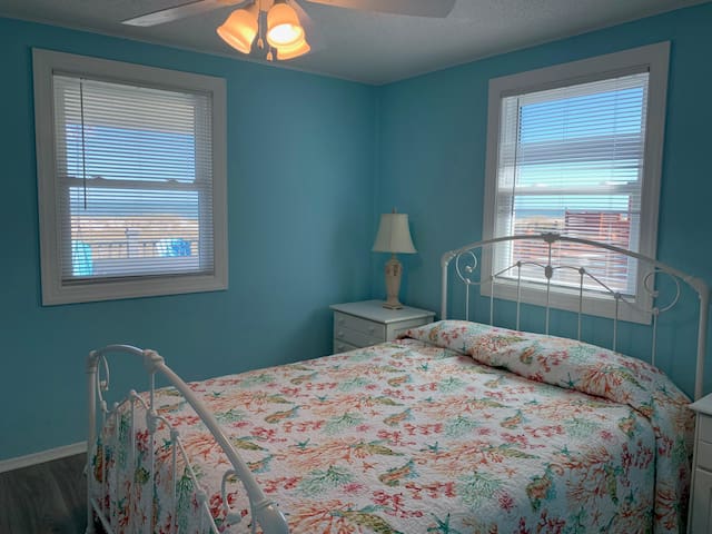 Oceanfront 3BR Kure House-wifi, swing, huge deck