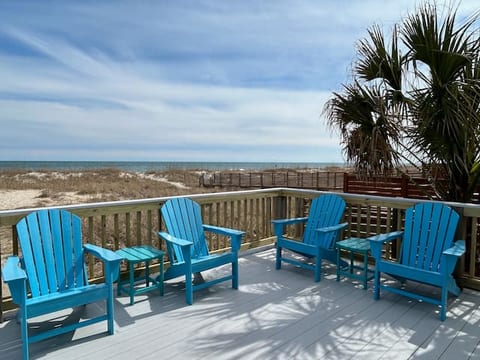 Oceanfront 3BR Kure House-wifi, swing, huge deck