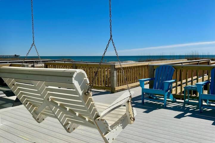 Oceanfront 3BR Kure House-wifi, swing, huge deck - Kure Beach