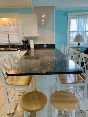 Oceanfront 3BR Kure House-wifi, swing, huge deck