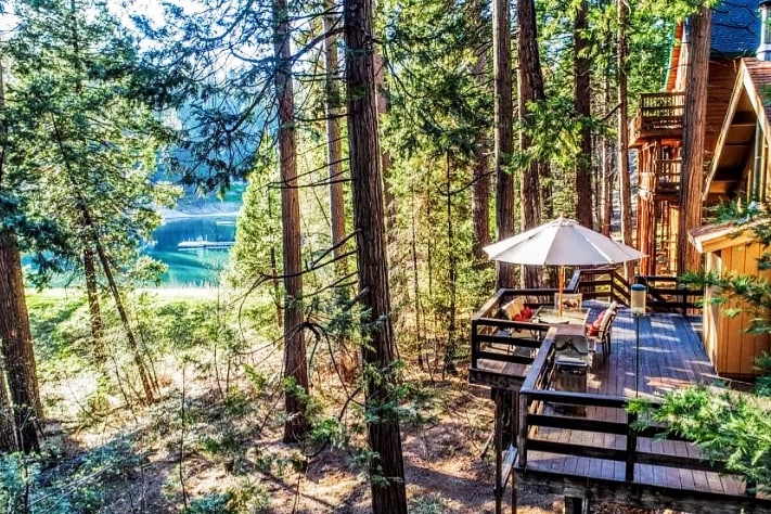 Lakeside Chalet (right on the lake!) 
