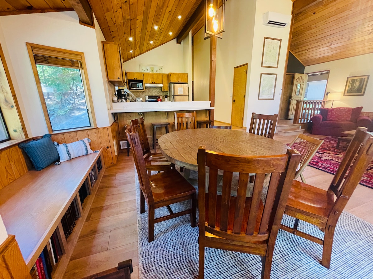 Lakeside Chalet (right on the lake!) 