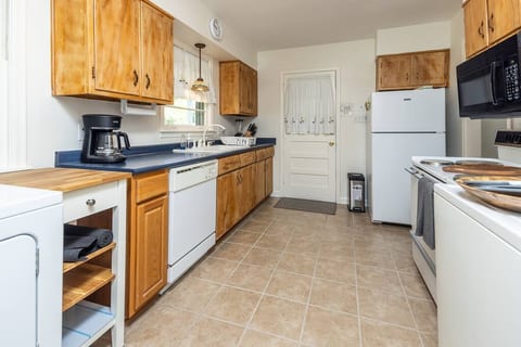 Centrally located 2 bed 1.5 bath entire house