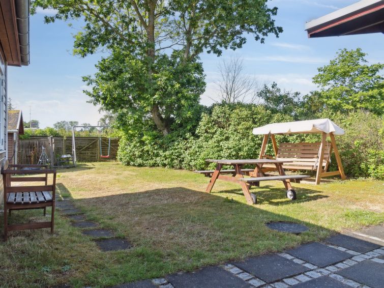 mirkka-50m-from-the-sea/