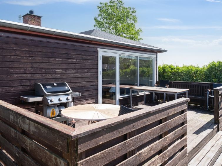 mirkka-50m-from-the-sea/