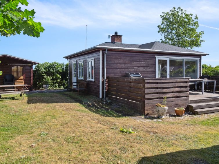 mirkka-50m-from-the-sea/