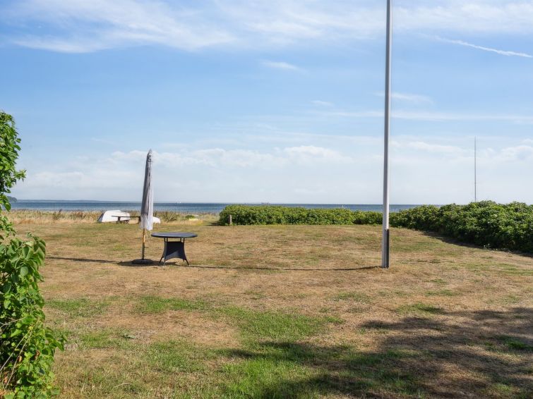 mirkka-50m-from-the-sea/