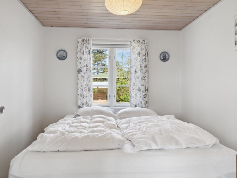 mirkka-50m-from-the-sea/