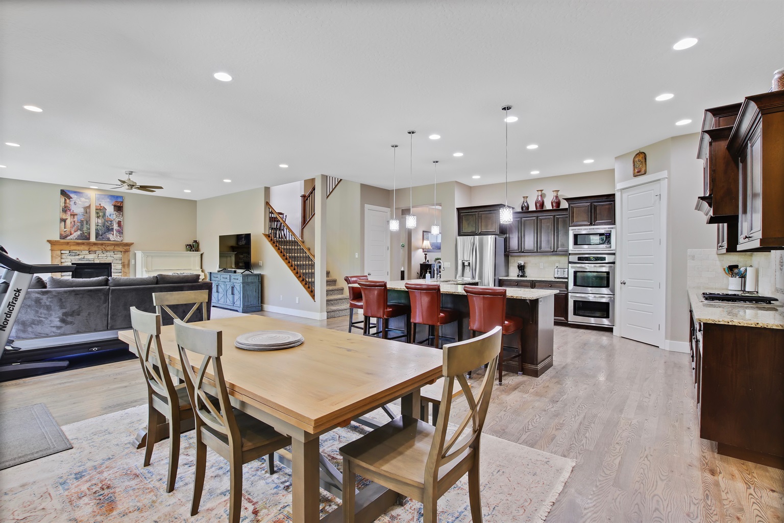 large-modern-5-bedroom-custom-home-centrally-located-in-meridian/