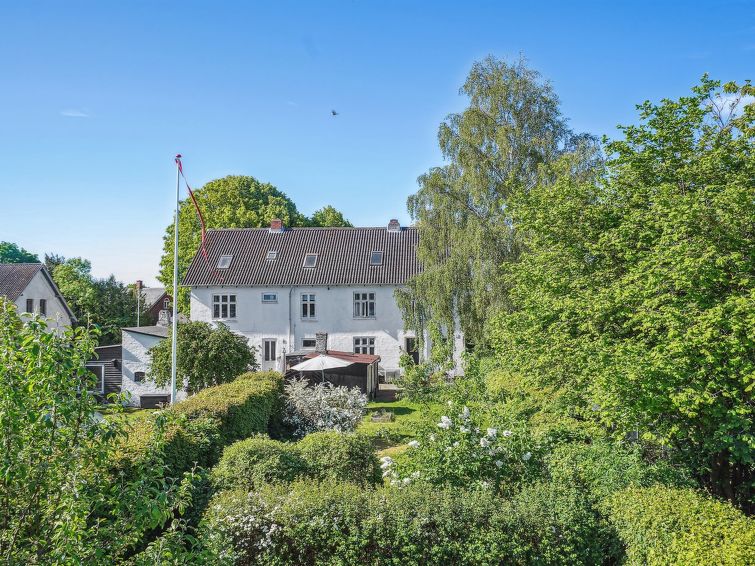 bartha-3km-from-the-sea/