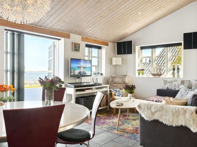 tameka-10m-to-the-fjord/