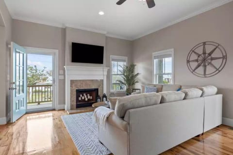 LIVING ROOM WITH TV