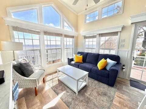 Waterfront Tiny Home-Pool-Kayak-Pets-Pickleball
