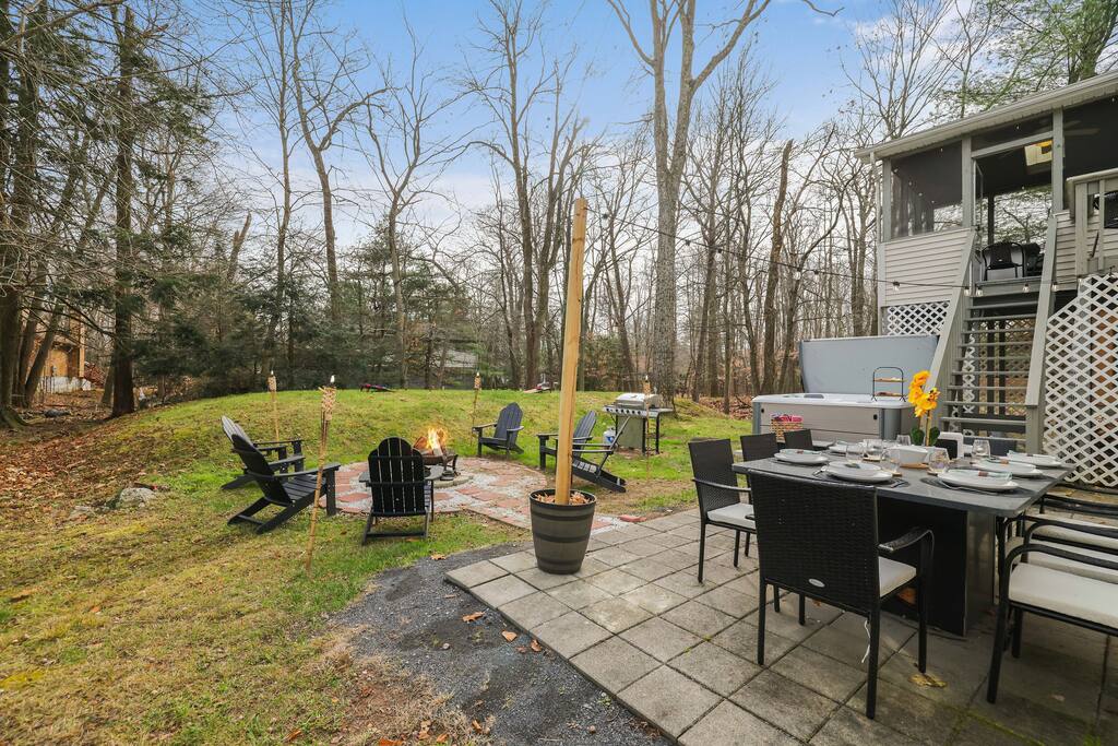 Embrace the essence of a genuine Poconos escape at Serenity Cottage! - New! King Bed, Pool in 3-min, Pets, Games, FirePit - Pennsylvania