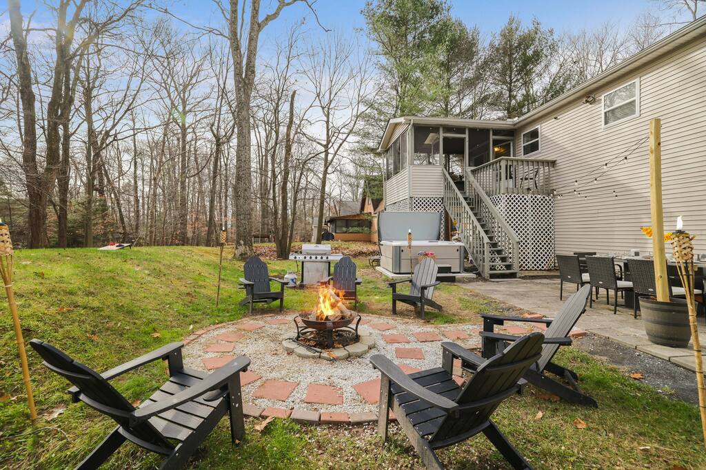 Join us by the firepit for a s'more-making extravaganza that'll light up your evening. It's all about creating unforgettable moments! - New! King Bed, Pool in 3-min, Pets, Games, FirePit - Pennsylvania