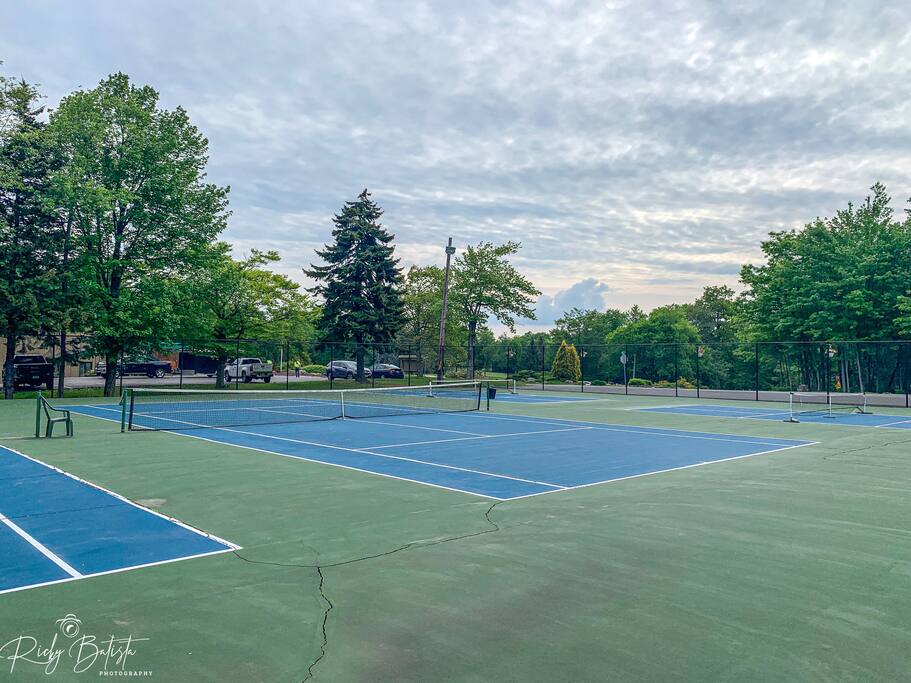 Tennis, and Pickleball courts - New! King Bed, Pool in 3-min, Pets, Games, FirePit - Pennsylvania