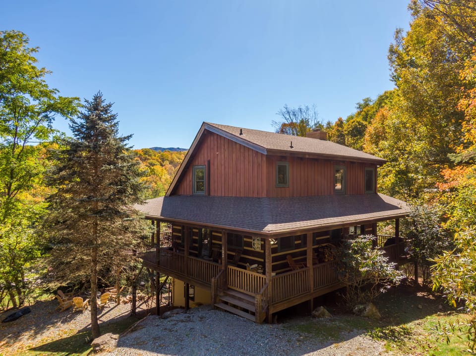 Lola's Lookout Lodge