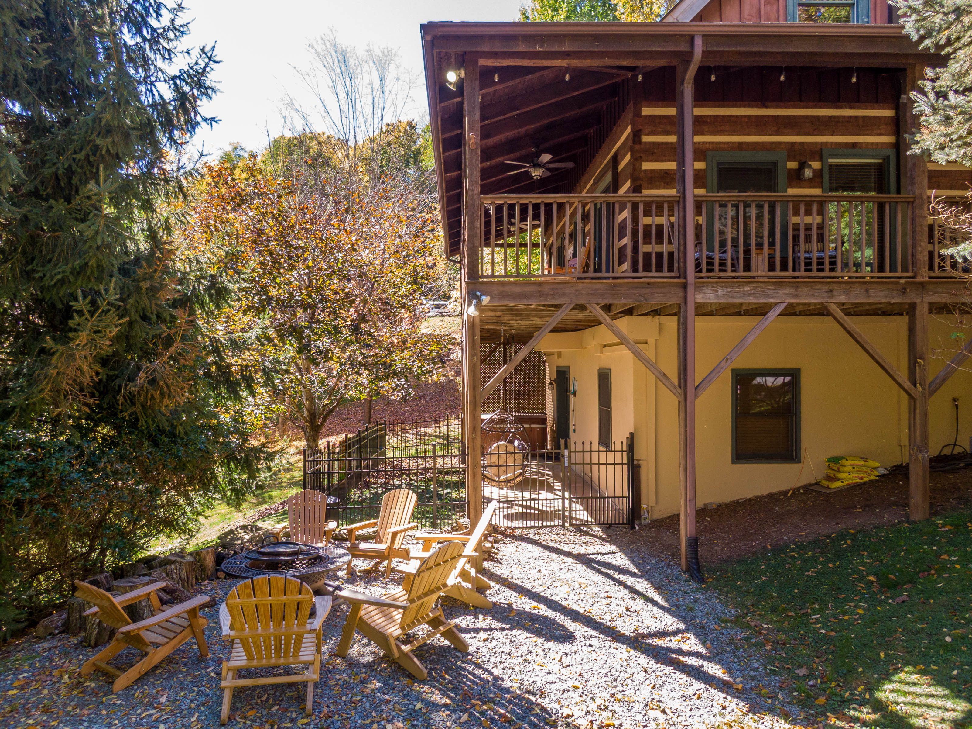 Small pet run area and fire pit Close to Boone, Sugar Mt, Banner Elk, Beech Mt