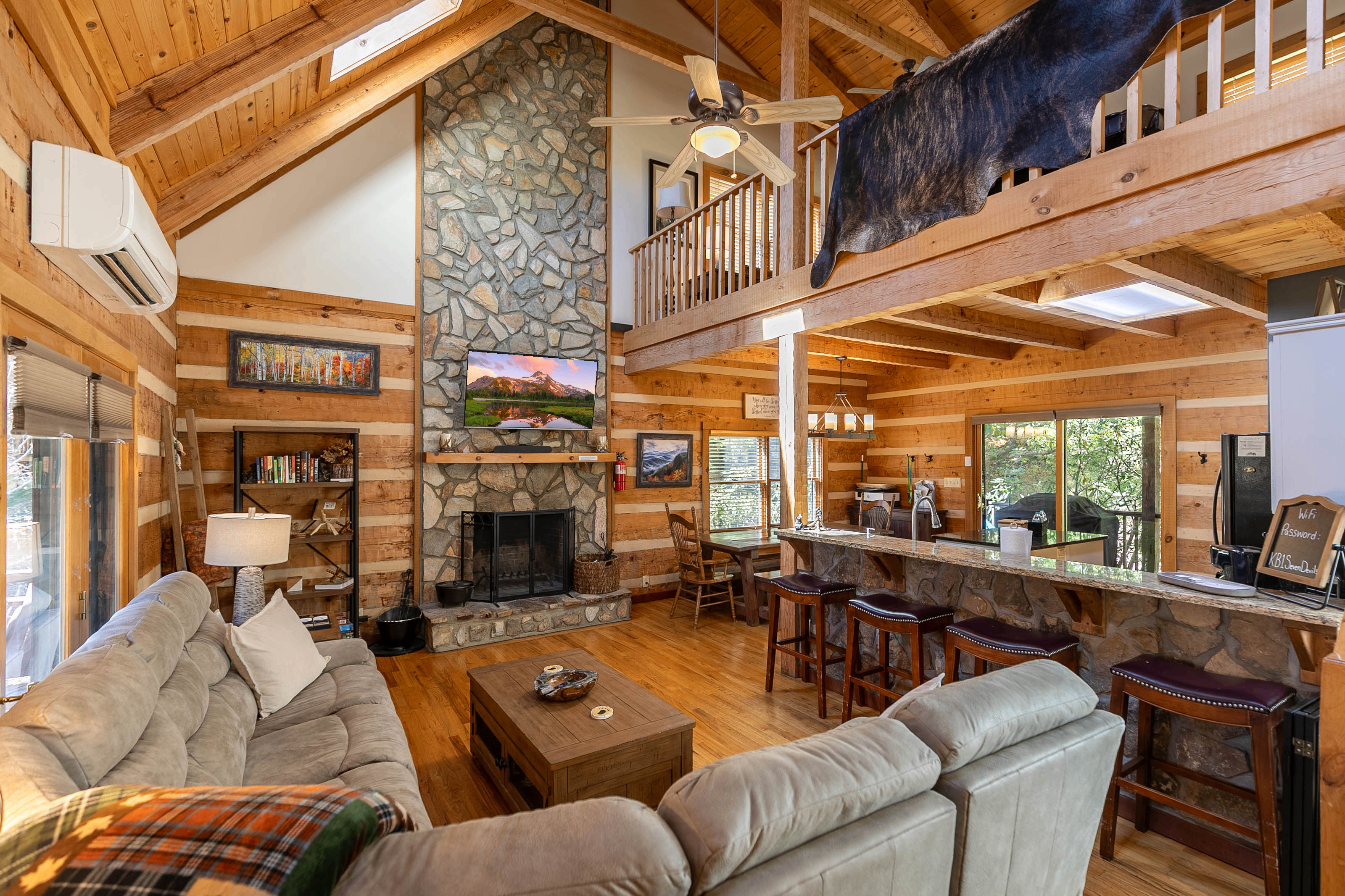 Main level common area- 3 recliners in the sectional, family games located in the coffee table, and classic books ready for you on the bookshelf! Enjoy! Close to Boone, Sugar Mt, Banner Elk, Beech Mt