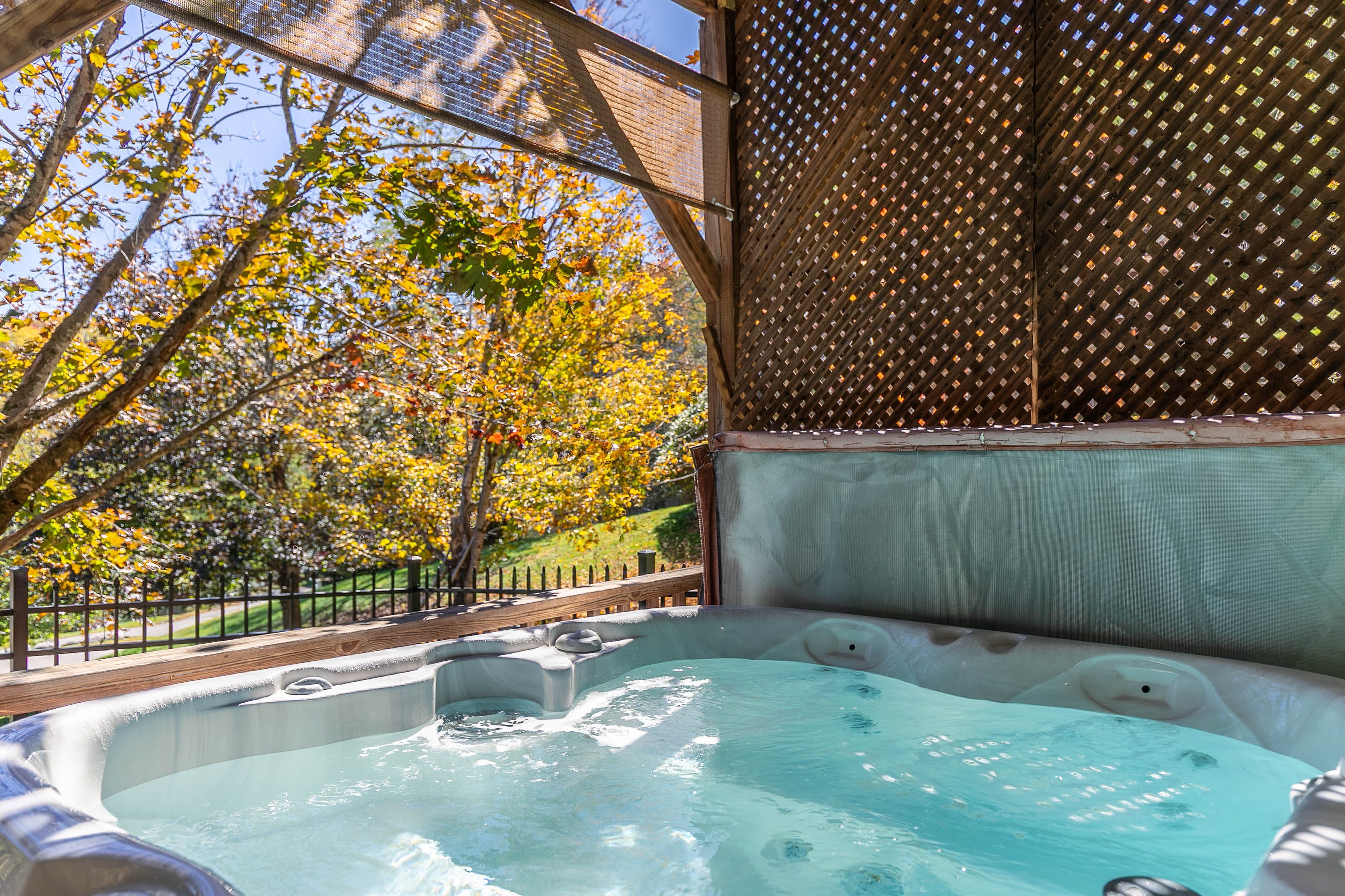 Hot tub is perfect after a day or hiking or skiing! Close to Boone, Sugar Mt, Banner Elk, Beech Mt