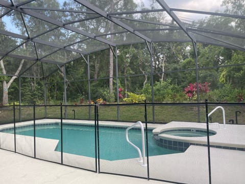 Ohana Retreat 6 Bed 5 Bath Un-overlooked Pool /Spa