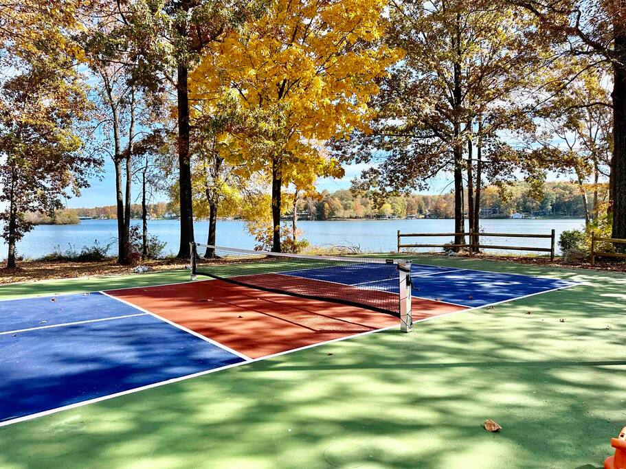 huge-lakefront-home-with-hot-tub-and-pickleball/