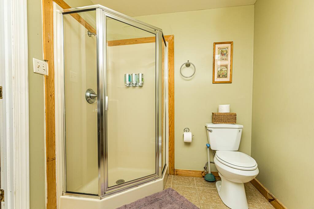 huge-lakefront-home-with-hot-tub-and-pickleball/