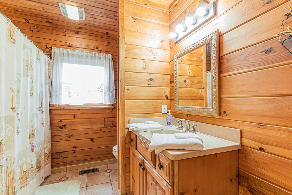 huge-lakefront-home-with-hot-tub-and-pickleball/