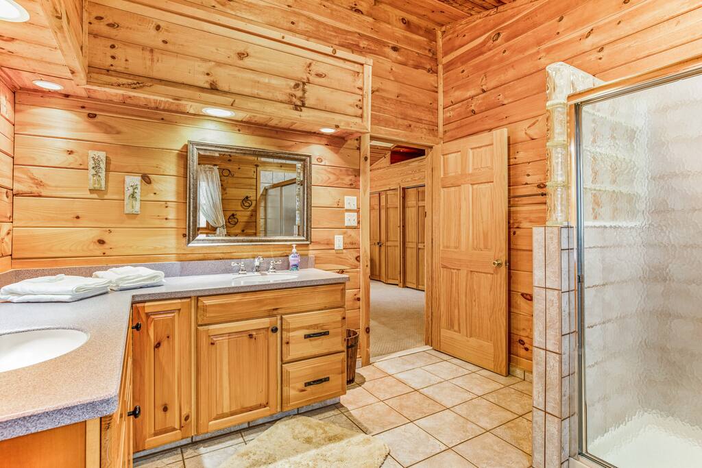 huge-lakefront-home-with-hot-tub-and-pickleball/