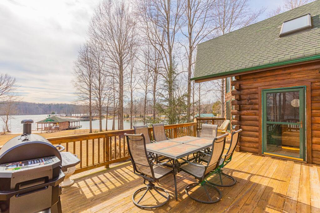 huge-lakefront-home-with-hot-tub-and-pickleball/