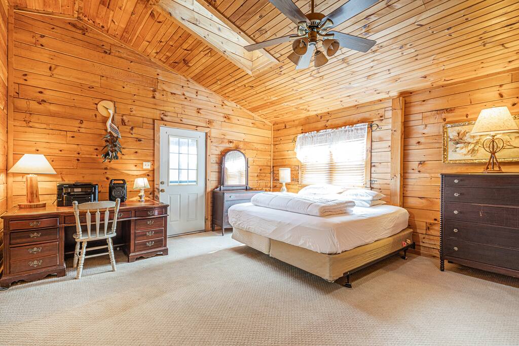 huge-lakefront-home-with-hot-tub-and-pickleball/