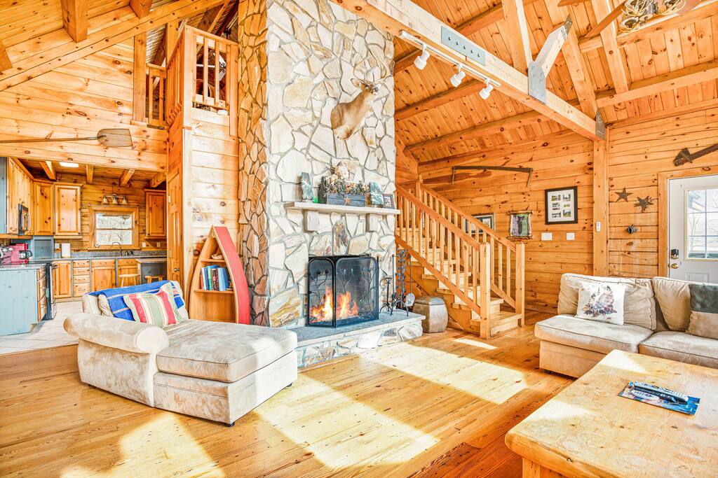 huge-lakefront-home-with-hot-tub-and-pickleball/