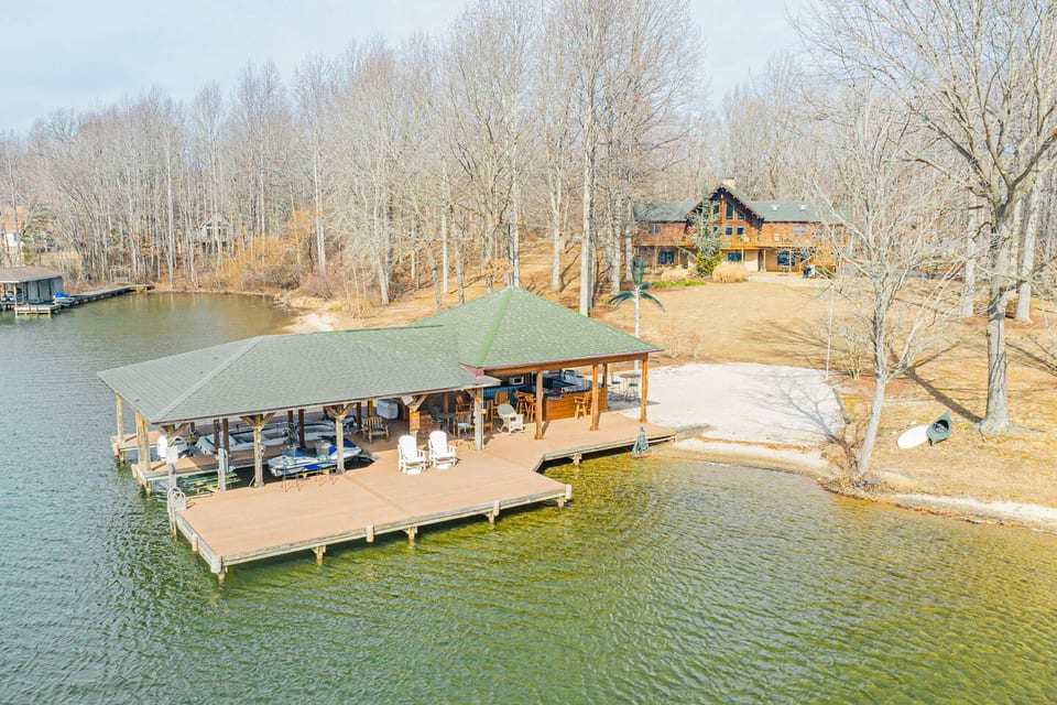 Huge Lakefront Home with Hot Tub and Pickleball - Mineral