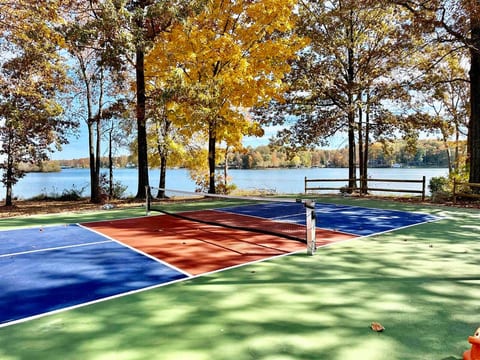 Huge Lakefront Home with Hot Tub and Pickleball