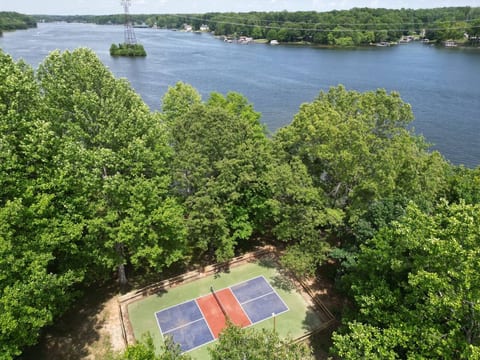 Huge Lakefront Home with Hot Tub and Pickleball