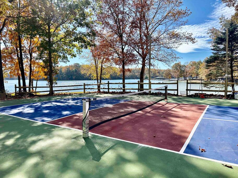 Huge Lakefront Home with Hot Tub and Pickleball - Mineral