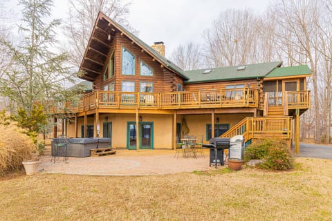 Huge Lakefront Home with Hot Tub and Pickleball