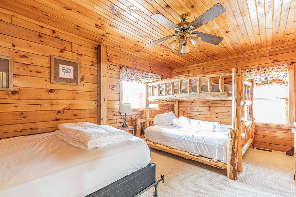 huge-lakefront-home-with-hot-tub-and-pickleball/