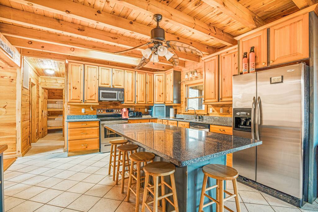 huge-lakefront-home-with-hot-tub-and-pickleball/