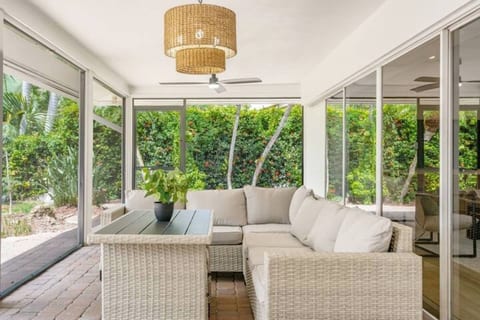 Dining are under the covered lanai
