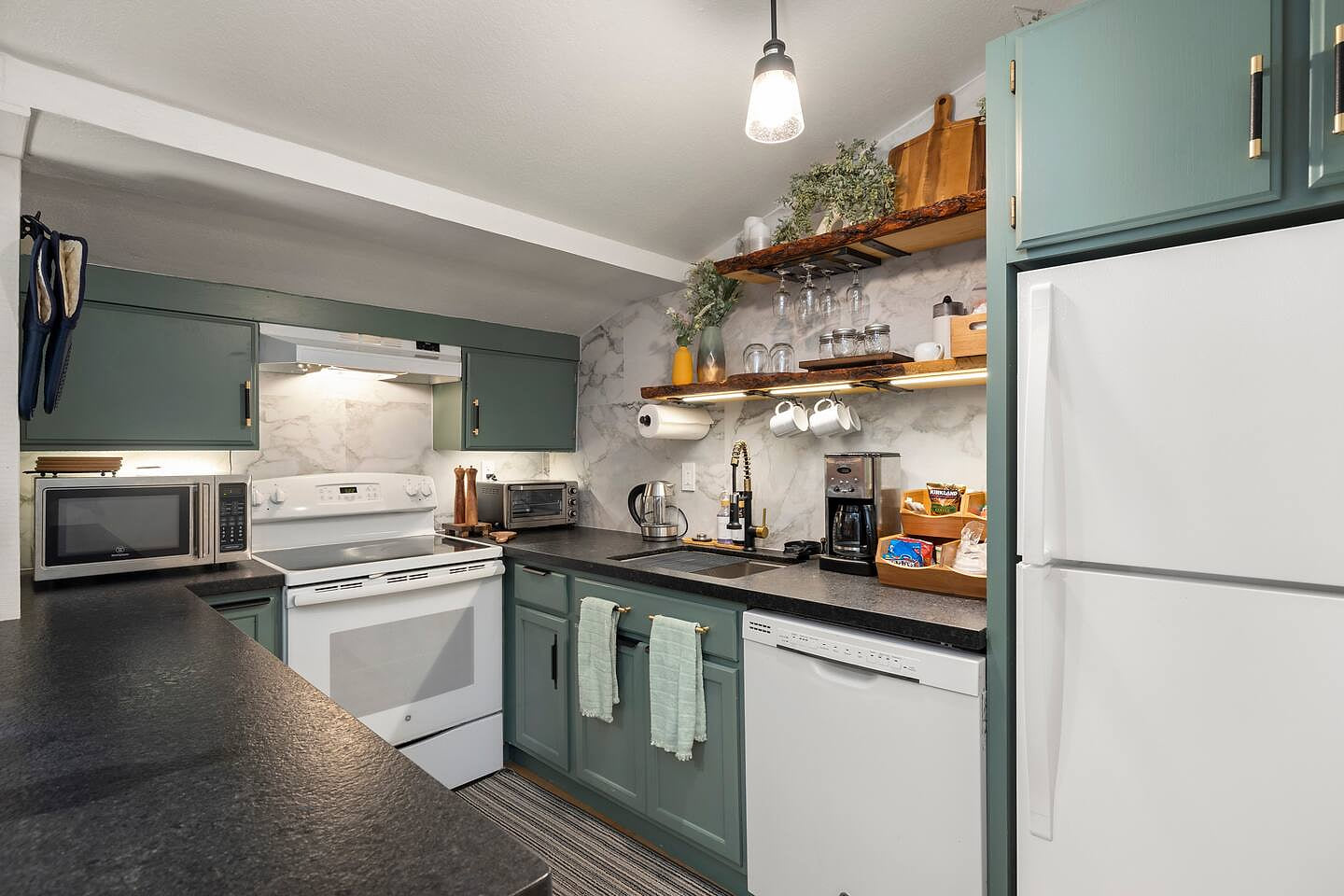 Full Kitchen to enjoy meals with friends and family Cali Pass Bear Valley Ski In Condo walk 2 Lodge